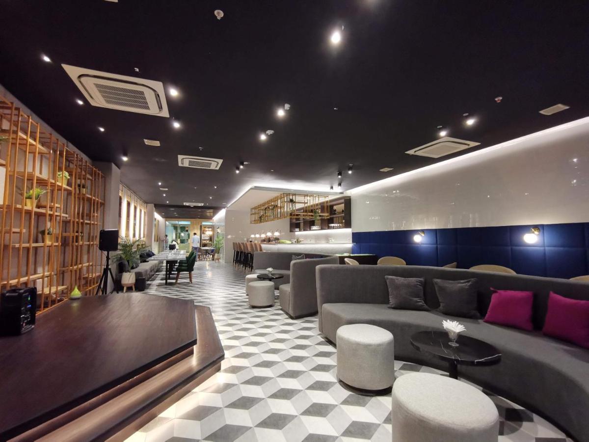 Palm Park Hotel Surabaja Zewnętrze zdjęcie
