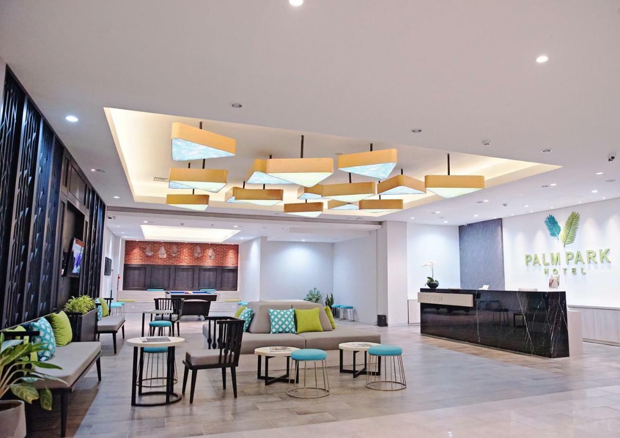 Palm Park Hotel Surabaja Zewnętrze zdjęcie